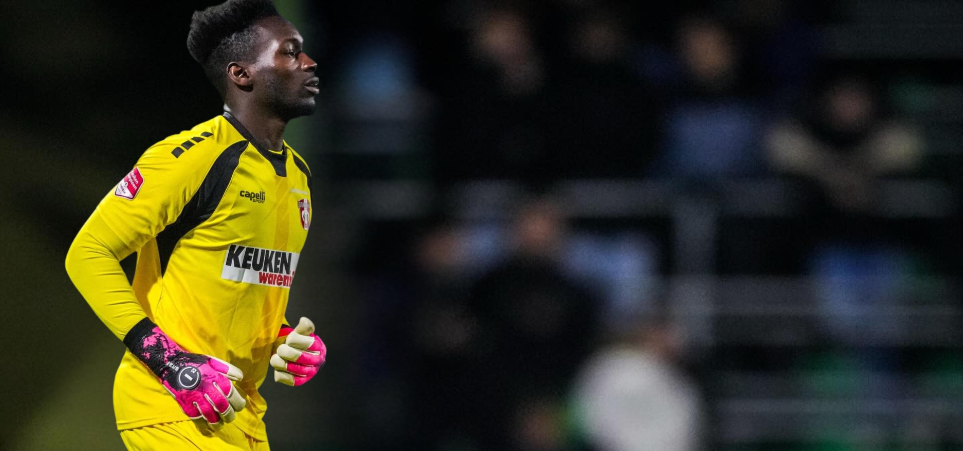 Celton Biai draagt N1 Goalkeeper Gloves